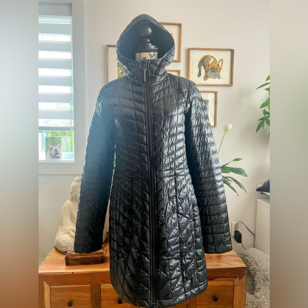 The North Face quilted thermoball coat in black. Size small. Excellent condition